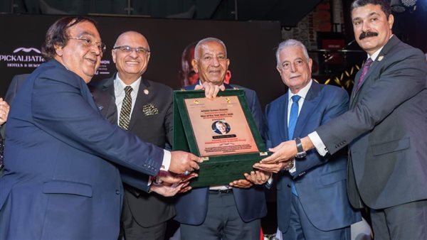 تكريم كامل أبو على