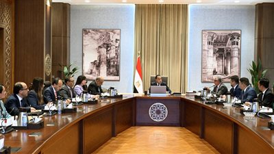 رئيس الوزراء يلتقي مسئولي شركة صن ريف سولار الصينية المتخصصة في إنتاج مكونات الطاقة المتجددة