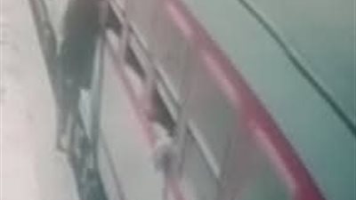 ناظر محطة في طما بسوهاج ينقذ صغيرًا من الموت بعد سقوطه أسفل القطار 