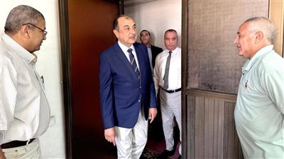 وزير قطاع الأعمال يجري زيارة مفاجئة لشركة هايديليكو لمتابعة سير العمل