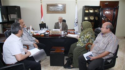 السكرتير العام ببني سويف يتابع مع لجنة مختصة جهود تحصيل مستحقات مشروعات الصرف الزراعي المغطى 