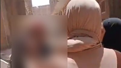 سيدة تتهم حماتها وأسرة زوجها بتجريدها من ملابسها وتصويرها عارية في السلام