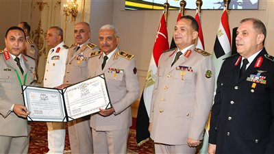 وزير الدفاع يكرم قادة القوات المسلحة الذين أوفوا العطاء| صور 