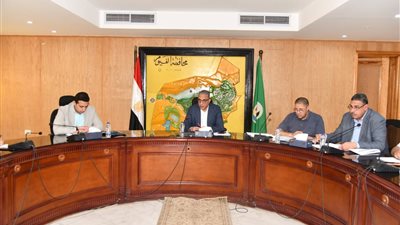 محافظ الفيوم يتابع معدلات الأداء بملفي التصالح في بعض مخالفات البناء وتقنين أملاك الدولة