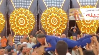 على طريقة مطربي المهرجانات.. سخرية واسعة من قفزة إلهامي عجينة على أيادي الحضور بمؤتمر انتخابي بالدقهلية