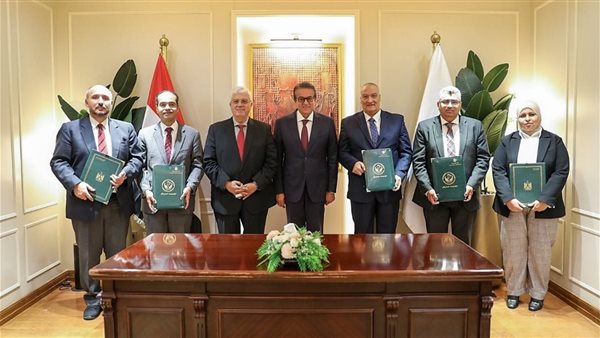 جانب من التوقيع 