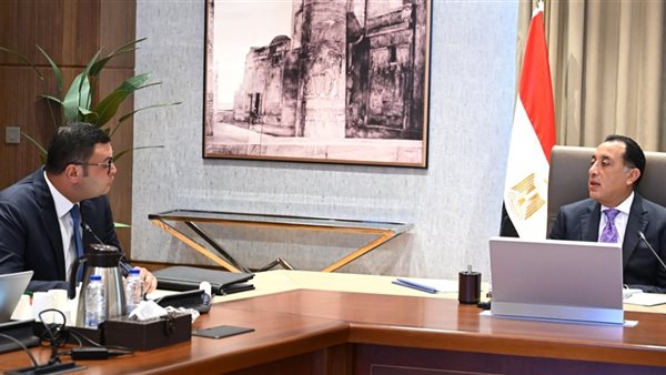 رئيس الوزراء يستعرض