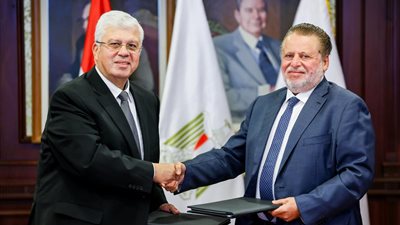 بعد توقف المعونة الأمريكية.. البنك المركزي والتعليم العالي يوفران منحًا جامعية للطلاب غير القادرين