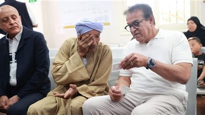 موقف إنساني لوزير الصحة في الأقصر.. استجابة فورية لطلب مواطن بإجراء عملية لعينه