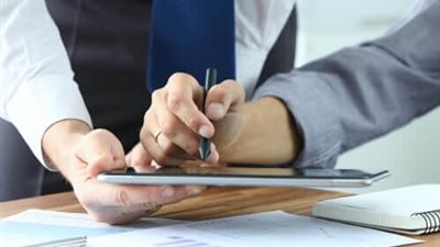 التحريات: ضبط أموال ومستندات تثبت كسبًا غير مشروع بملايين الجنيهات لمسؤول بارز في الجمارك| خاص