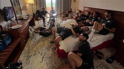 فيلم ثقافي.. محمد صلاح ينشر صورة رفقة نجوم المنتخب من المعسكر خلال مشاهدة التليفزيون