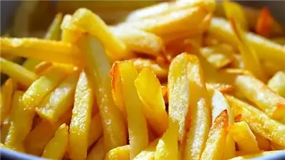 خبير تغذية يحذر: البطاطس المقلية ليست المشكلة.. والخطر يكمن في طريقة طهيها