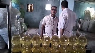 ضبط منشأة غير مرخصة لتعبئة الزيوت وأخرى لتصنيع الحلويات في المنوفية| صور