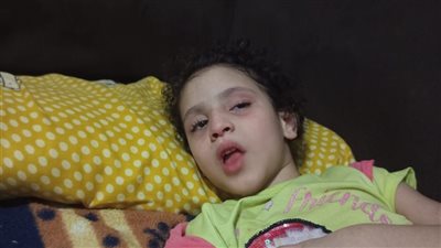 والد طفلة مصابة بمرض نادر يستغيث: ابنتي تفقد حياتها يومًا بعد يوم وتحتاج علاجًا جينيًا