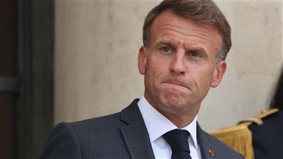 ماكرون في خطر.. مطالب للرئيس بإعلان انتخابات مبكرة بعد رحيل رئيس الوزراء عقب ساعات من تشكيل الحكومة