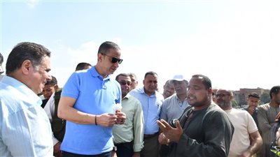 تزامنا مع عيد الفلاح.. محافظ الفيوم يفتتح موسم جني القطن بقرية رحمي