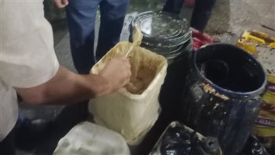 غلق منشأة غير مرخصة لإعادة تعبئة الزيوت وضبط 8 أطنان منتجات غذائية فاسدة بـ أوسيم