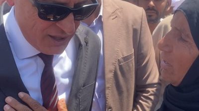 اعملها لوجه الله.. محافظ الأقصر يوجه ببحث طلبات سيدات خلال جولته بالطود: أنا جاي علشانكم