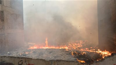 حريق بأرض فضاء بجوار سوق الأنصاري في السويس