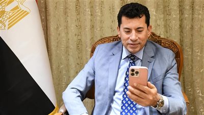 وزير الرياضة يتابع حالة مرموش ويتواصل مع صلاح والسفير المصري بعد مباراة بوركينا