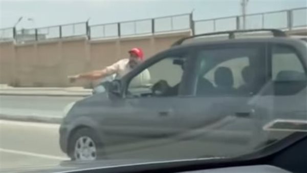 العامل يتشبث بمقدمة