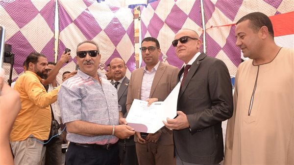 محافظ الأقصر يسلم