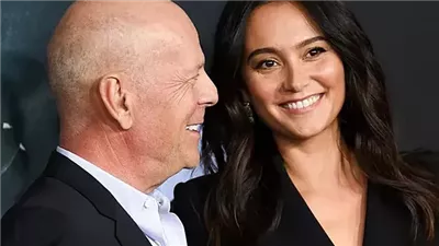 إيما هيمينج تكشف تفكيرها في الانفصال عن بروس ويليس خلال معاناته مع مرض الخرف