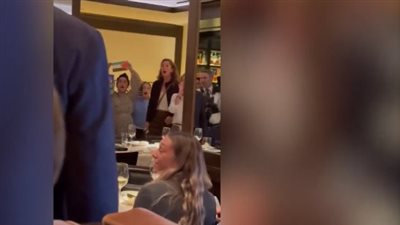 متظاهرات يقتحمن عشاء ترامب في أحد المطاعم: لن تأكل بسلام وغزة محاصرة