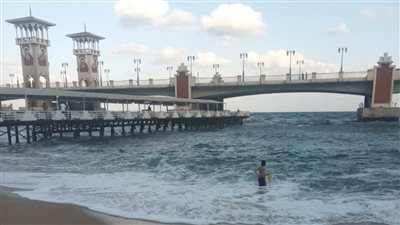 ضعف الإقبال على شواطئ الإسكندرية.. ورفع الرايات الحمراء بالعجمي 