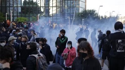 مظاهرات غاضبة تغلق شوارع فرنسا.. والشرطة تعلن اعتقال العشرات 