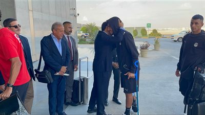 بعد ظهوره بالعكاز.. عمر مرموش يثير القلق حول إصابته مع المنتخب