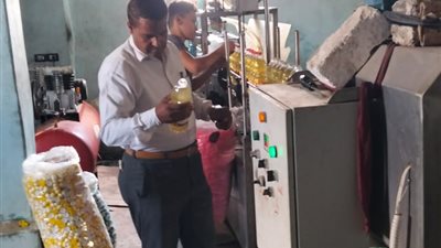 تفاصيل ضبط كيان مخالف لتعبئة الزيوت والتحفظ على طن زيت طعام بالمنوفية