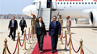 رئيس الوزراء يستقبل نظيرته التونسية بمطار القاهرة الدولي