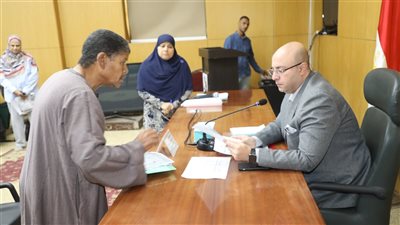 صرف إعانات عاجلة ودعم اجتماعي لأسرتين من الحالات الأولى بالرعاية في بني سويف 