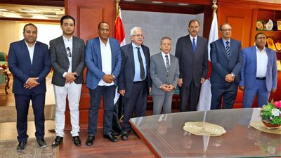 محافظ سوهاج يبحث مع نقيب الأطباء تسهيل إجراءات تراخيص المنشآت الطبية