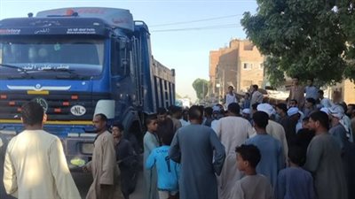 مصرع صغير دهسًا أسفل عجلات سيارة نقل في الأقصر