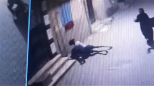 اعتداء شاب على سيدة