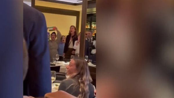 متظاهرات نسويات داعمات