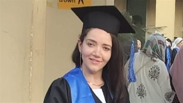 إحدى الخريجين 