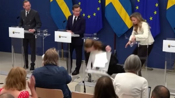 لحظة سقوط وزيرة الصحة