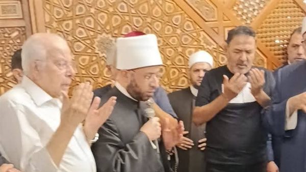 وزير الأوقاف في جنازة