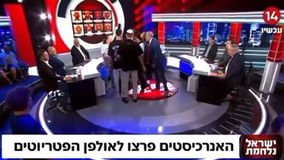 نشطاء يقتحمون استوديو البث للقناة 14 الإسرائيلية.. ويطالبون بإنهاء الحرب على غزة