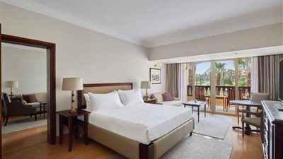 لرفضهم تمديد حجزها.. سائحة صربية تحرر محضرًا ضد فندق بالهرم