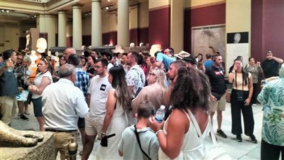 إقبال كبير من السائحين على المتحف المصري بالتحرير لزيارة معرض لوحات الملك أمنحتب الثالث | صور 
