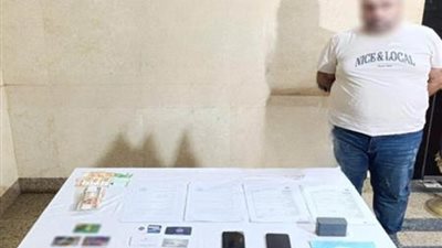 ضبط مدير شركة سياحة بالقاهرة لاتهامه بالنصب على الأجانب بزعم تقنين الإقامة