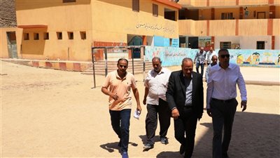 في جولة مفاجئة.. محافظ أسوان يعفي مديرة مدرسة لغات من منصبها