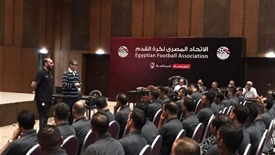 أوسكار رويز يجتمع بحكام الدوري الممتاز قبل انطلاق الجولة السادسة | صور 