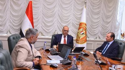 وزير العمل يوجه بتكثيف حملات التفتيش على تراخيص عمل الأجانب 