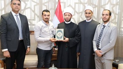 أهداه مصحف مصر.. وزير الأوقاف يستقبل نجل السائق خالد عبد العال شهيد الشهامة 