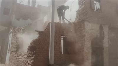 رئيس مدينة أبنوب عن سبب إزالة 6 منازل: مش إحنا السبب.. والموضوع رأي لجنة هندسية